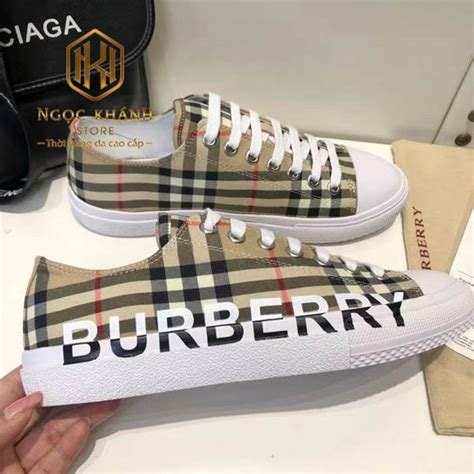 giá giày burberry 2024.